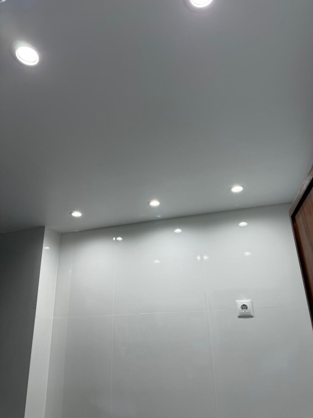 Casa de banho remodelada com revestimentos novos, obra da Faunos Eméritos
