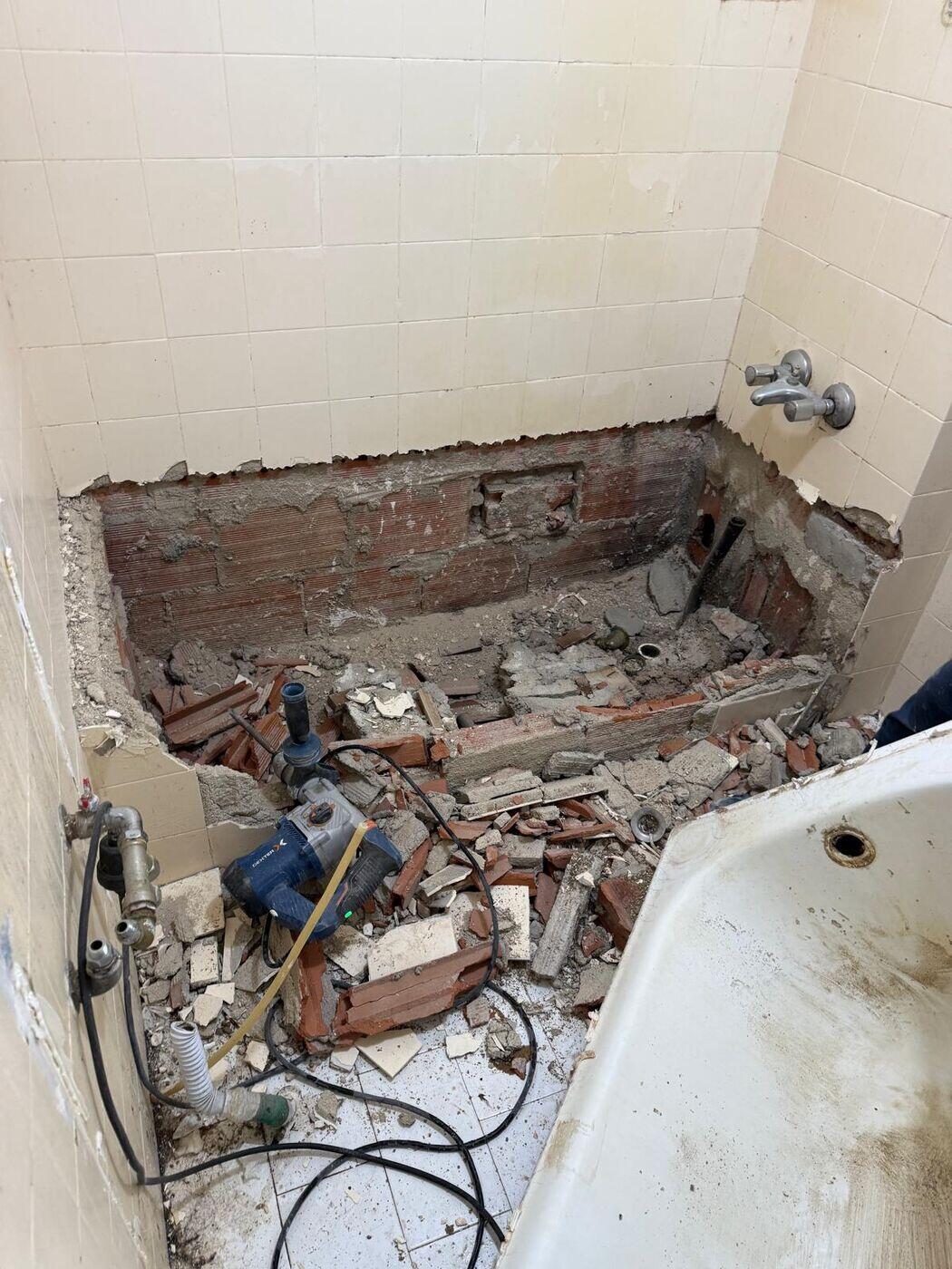 Casa de banho em remodelação com revestimentos novos, obra da Faunos Eméritos