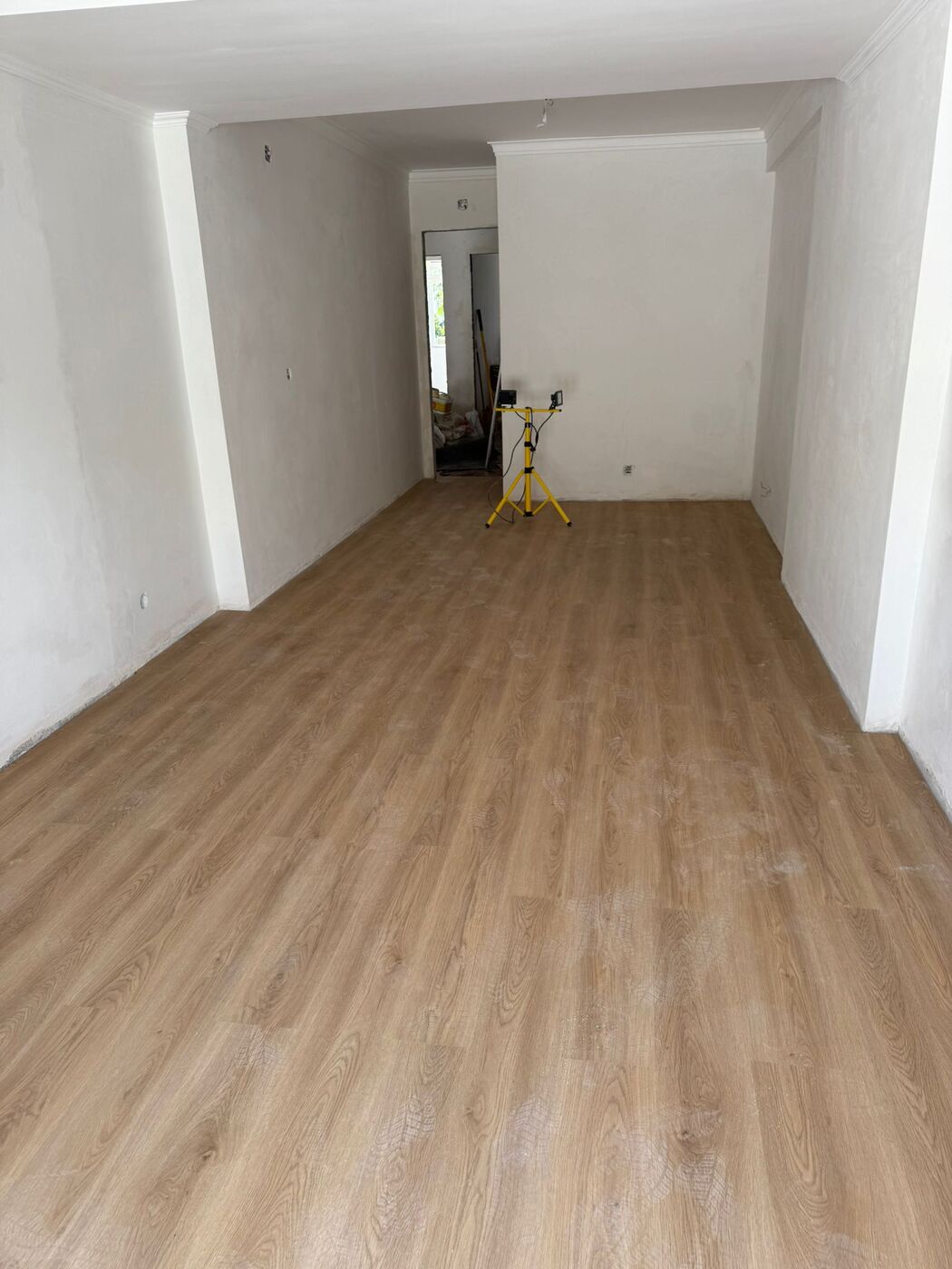 Casa remodelada pela Faunos Eméritos, com pavimento e acabamentos novos