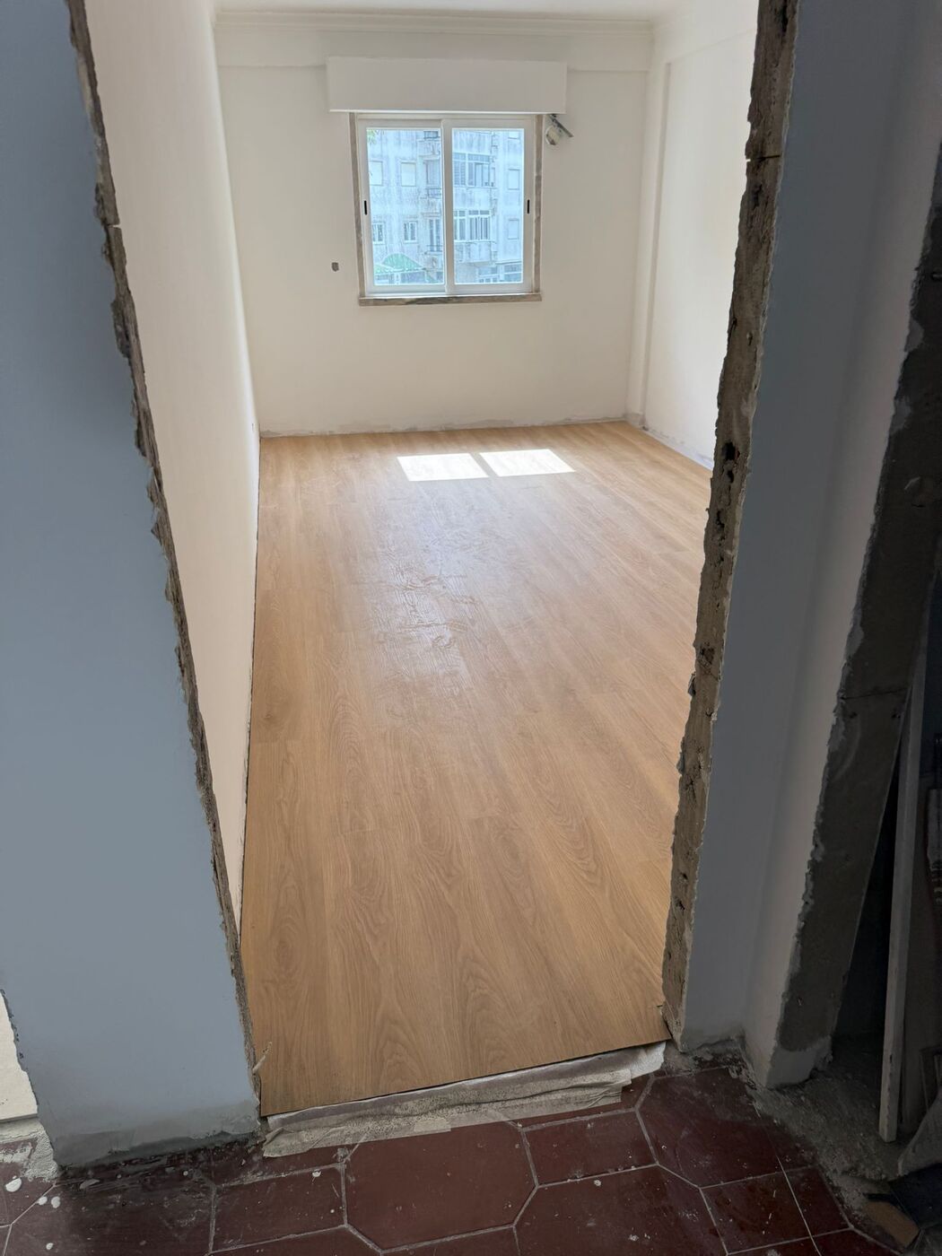 Sala remodelada com pavimento novo e paredes pintadas, obra da Faunos Eméritos