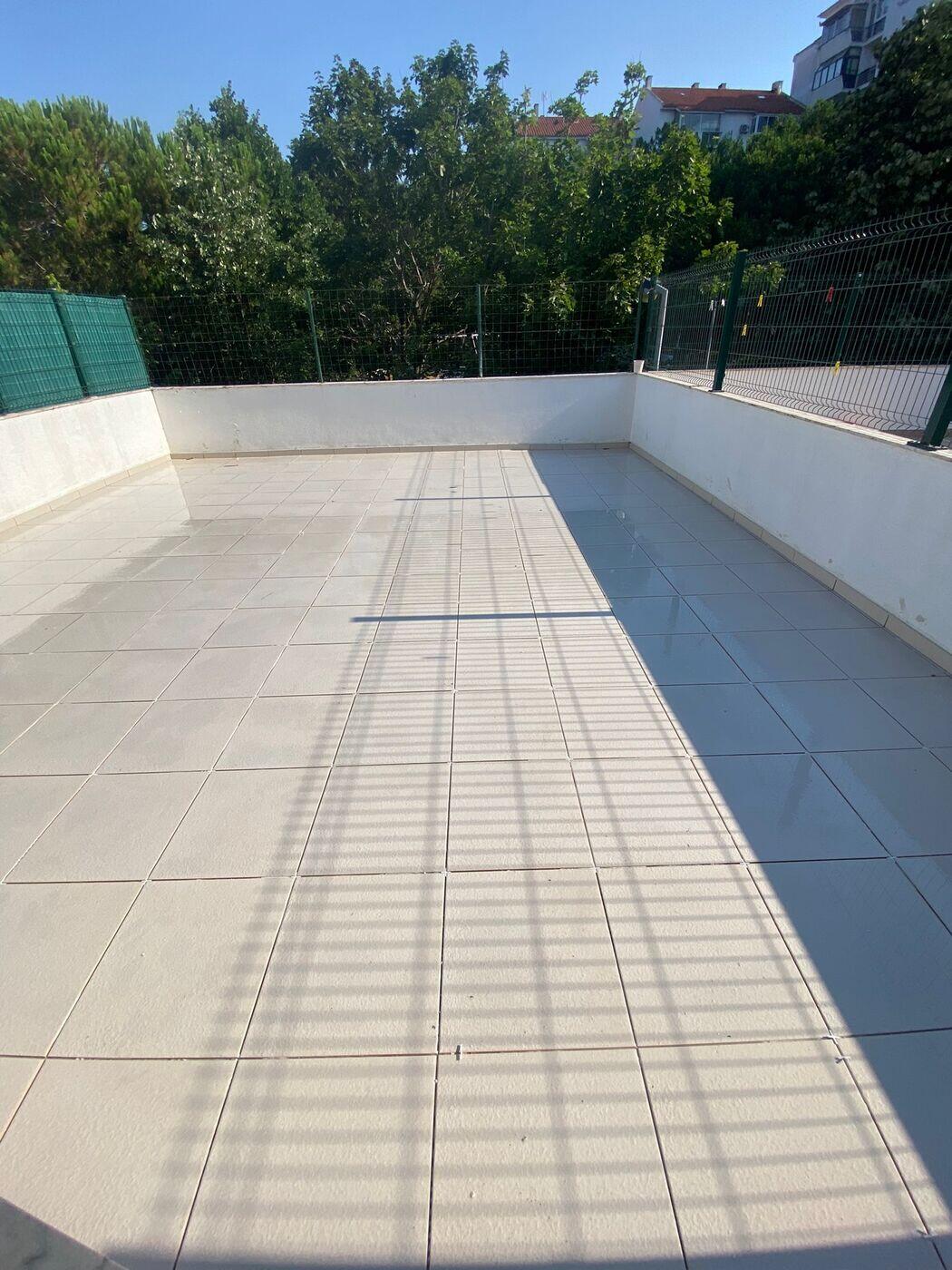Apartamento remodelado em Lisboa com pavimento novo e pintura, obra da Faunos Eméritos