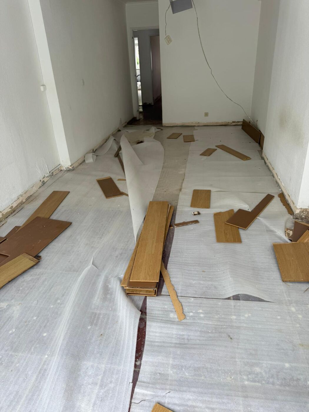 Apartamento remodelado com pavimento e acabamentos novos, obra da Faunos Eméritos