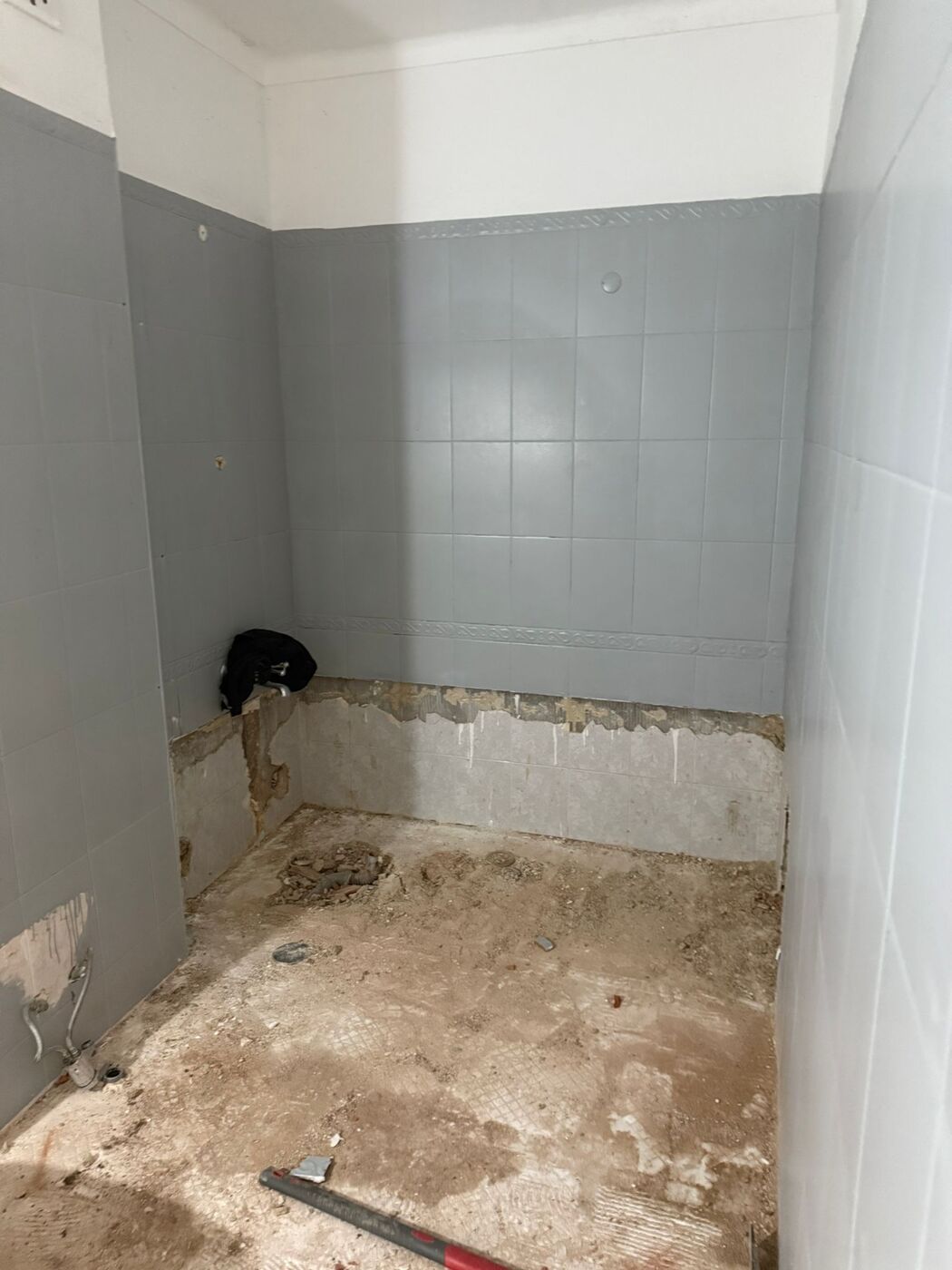 Interior de casa remodelada com iluminação e acabamentos novos, obra da Faunos Eméritos