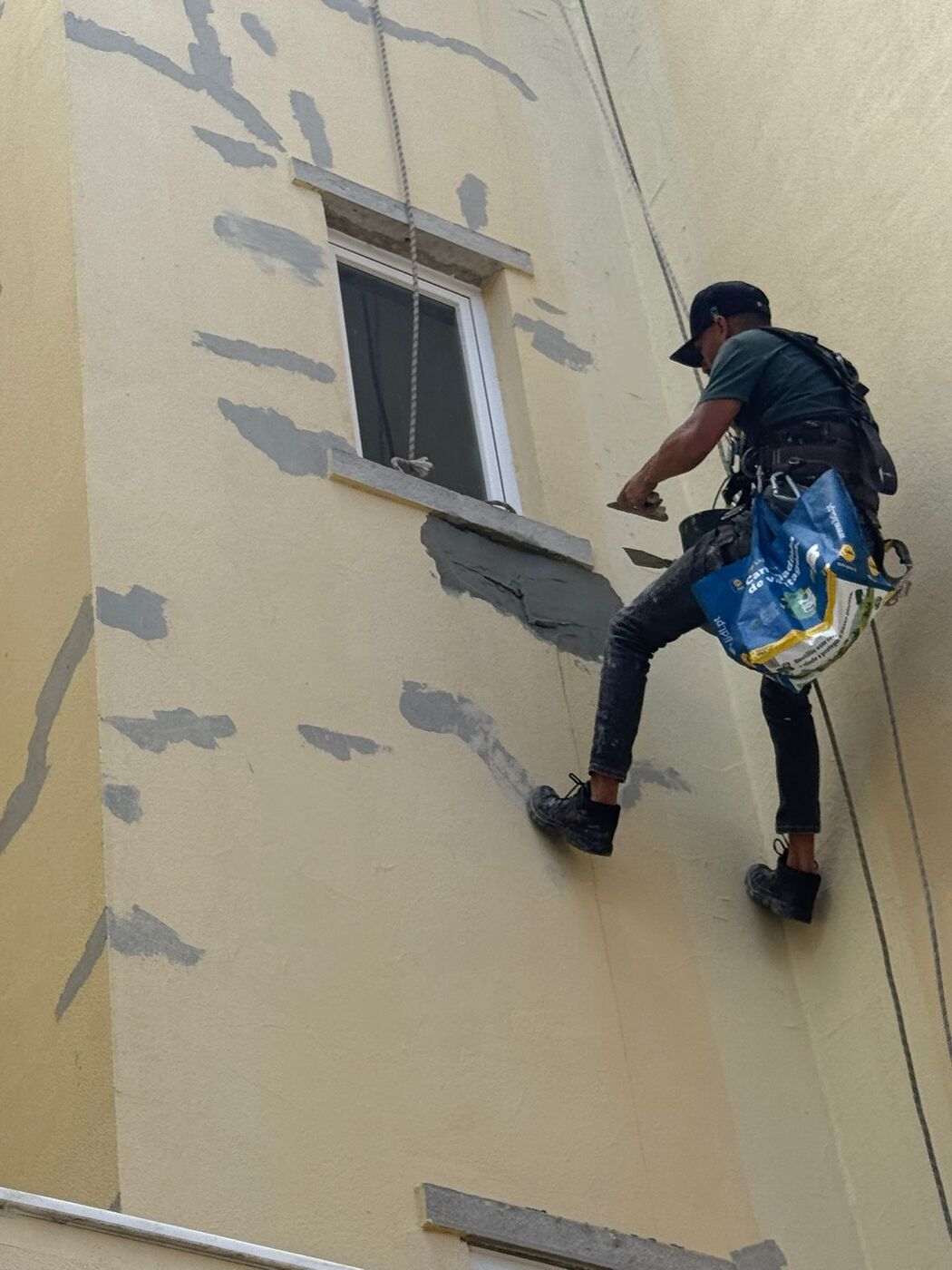 Fachada de edifício em reabilitação e pintura em Lisboa, obra da Faunos Eméritos